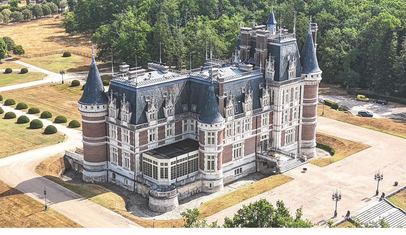 Aerial view of Château Changeux and its grounds